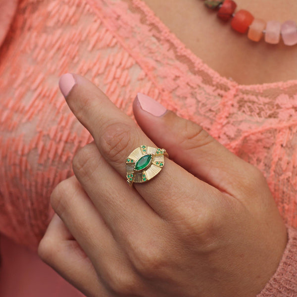 TALISMAN EMERALD ENGRAVED RING