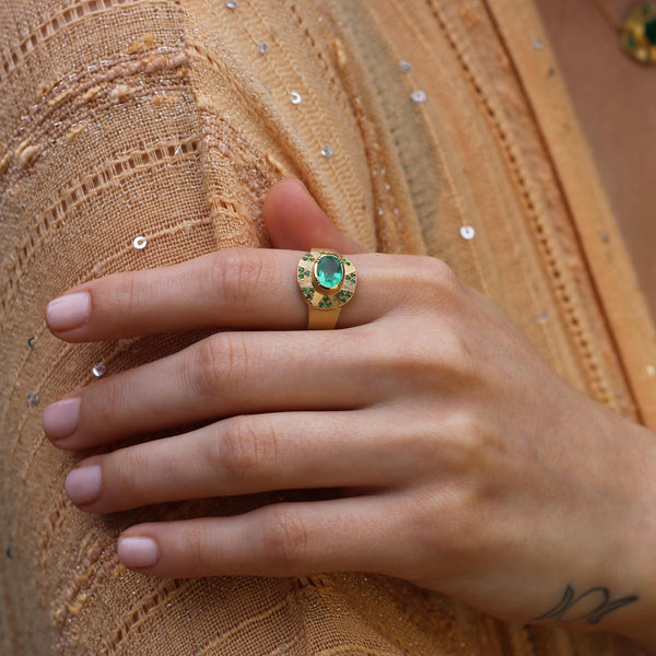 TALISMAN SHIELD EMERALD ENGRAVED RING