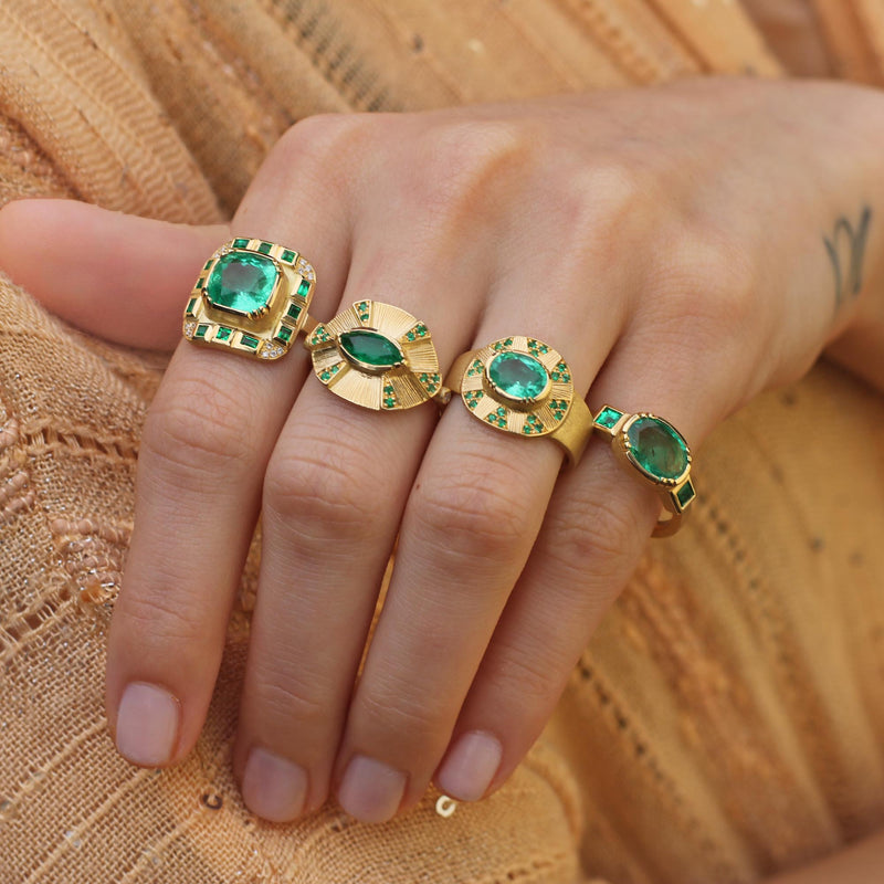 TALISMAN SHIELD EMERALD ENGRAVED RING