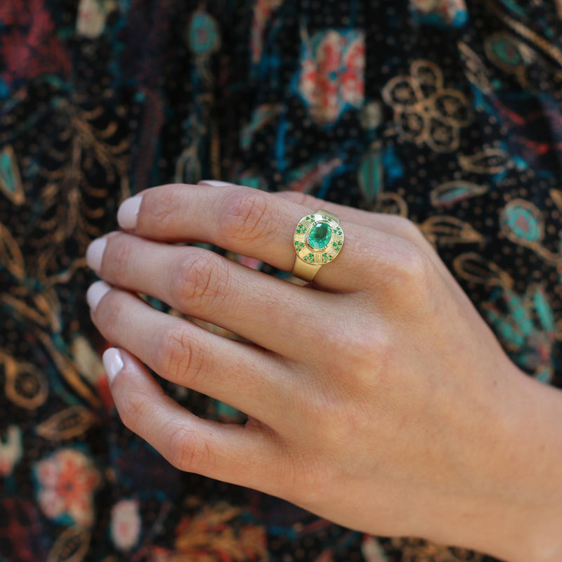 TALISMAN SHIELD EMERALD ENGRAVED RING